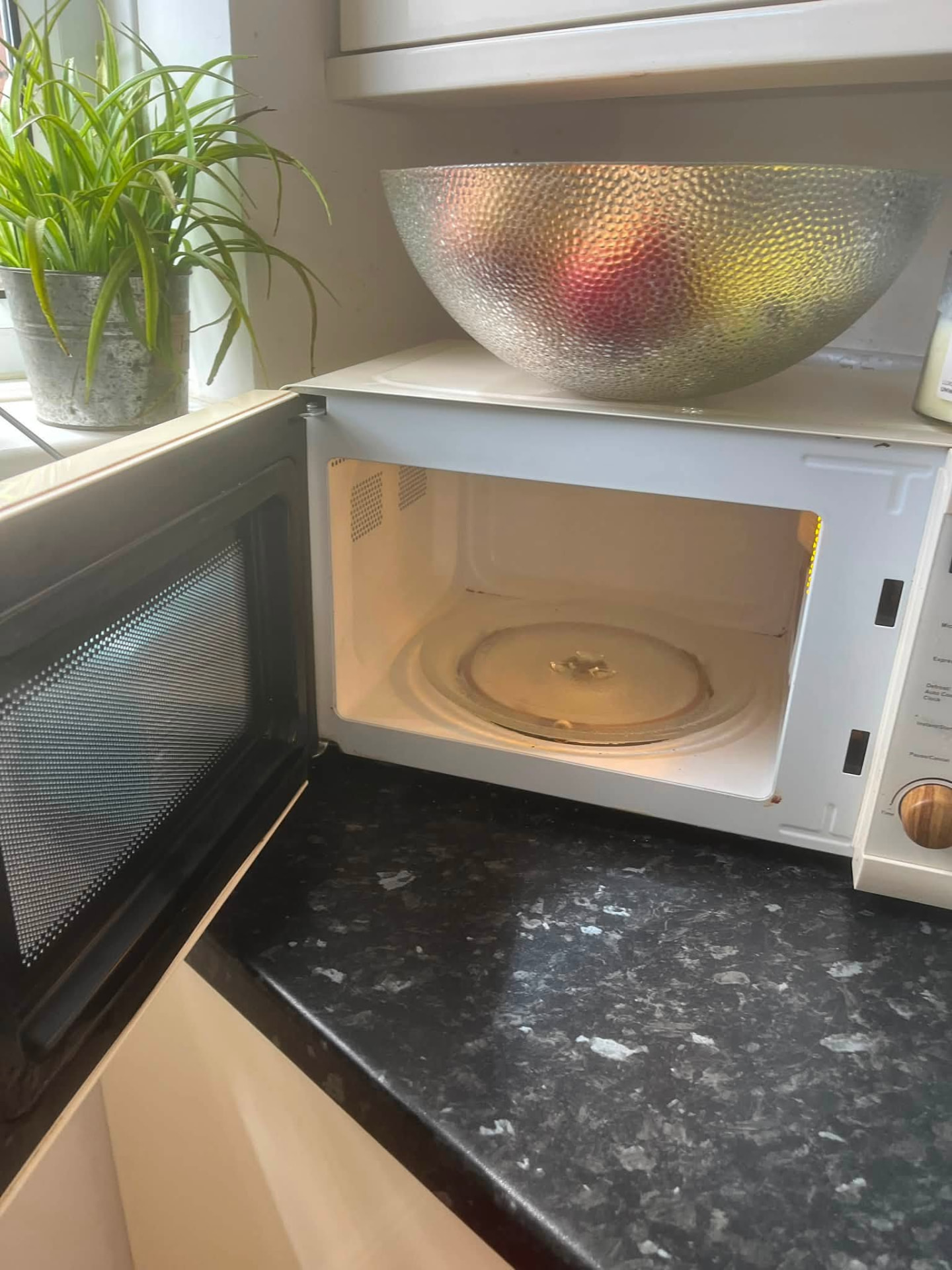Same microwave interior clean after deep cleaning